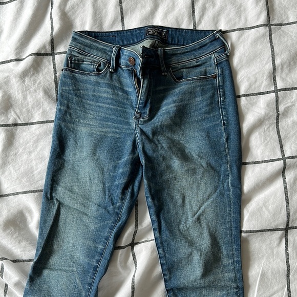 Like new Abercrombie and Fitch ankle jeans - Picture 1 of 6